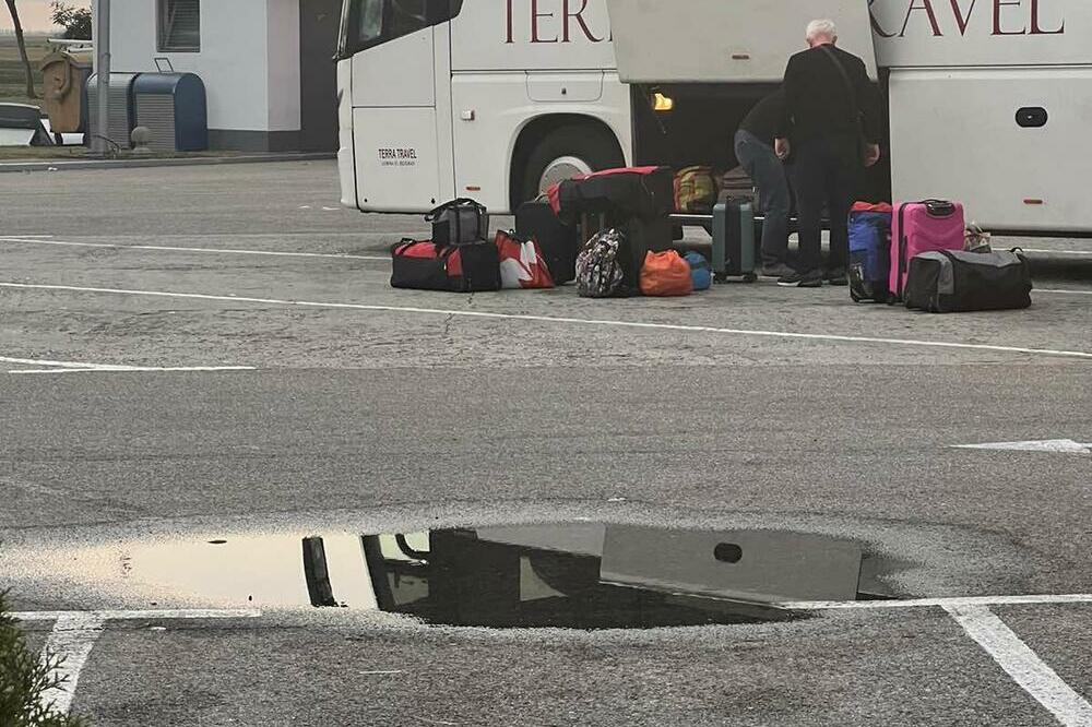 DRAMA SRPSKIH TURISTA KOJI SU KRENULI U BRITANIJU: Autobus im ISKLJUČEN iz SAOBRAĆAJA, samo su IM REKLI... (VIDEO)