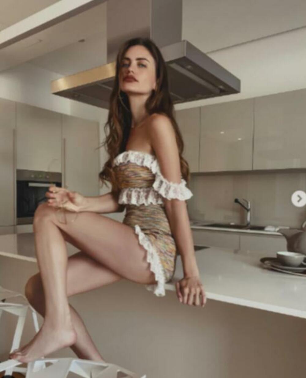 Milica često pozira u kuhinji