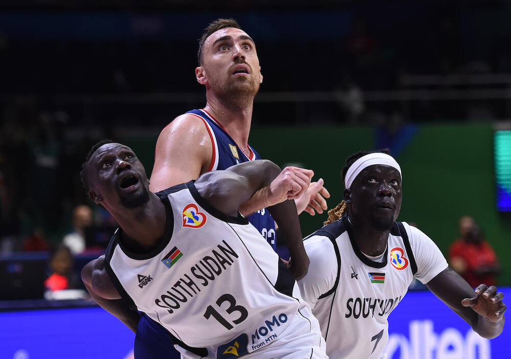 Nikola Mlutinov u duelu sa reprezentativcima Južnog Sudana