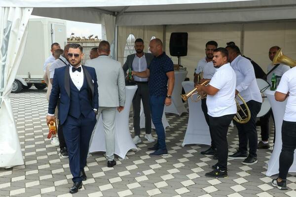 SAZNALO SE KO PEVA NA LAZIĆEVOJ SVADBI! Biće VESELO, a tu je i SPISAK najpoznatijih gostiju, DA LI JE OVO MOGUĆE?