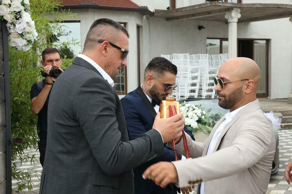 OVAKO DARKO LAZIĆ DOČEKUJE GOSTE NA SVADBI DECENIJE! Ispoštovao sve SRPSKE OBIČAJE, ovde su DETALJI (FOTO)