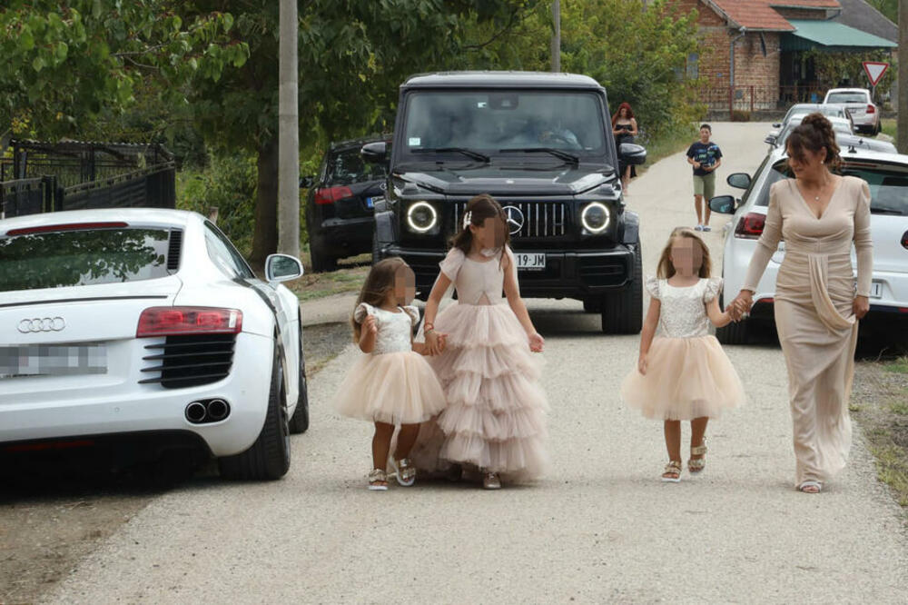 VOZNI PARK OD MILION EVRA! Dvorište Darka Lazića krcato SKUPOCENIH AUTOMOBILA, a OVAJ je rezervisan za MLADENCE