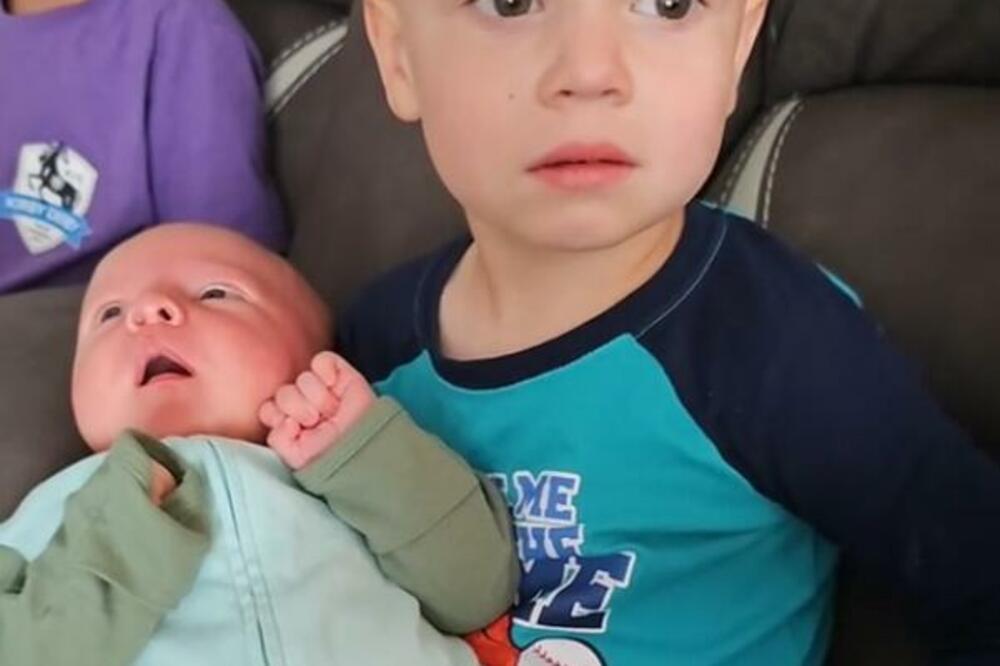 BRAĆA SVA UZBUĐENA ČUVALA BEBU, DOK NIJE URADILA OVO: Ostali su ZGRANUTI, usledila je MOMENTALNA REAKCIJA (VIDEO)