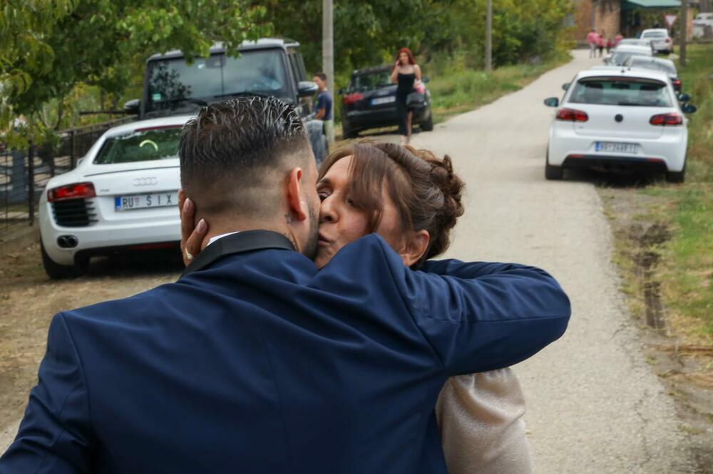 "DANAS MAJKO ŽENIŠ SVOGA SINA" Majka Darka Lazića stigla na VESELJE, čim je došla desio joj se BAKSUZLUK
