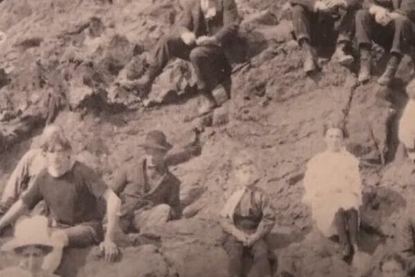 JUTJUBER OBJAVIO FOTOGRAFIJU IZ 1917. GODINE: Svi nose šešire i izgledaju NORMALNO sem NJEGA, DETALJ ZAPALIO SVE