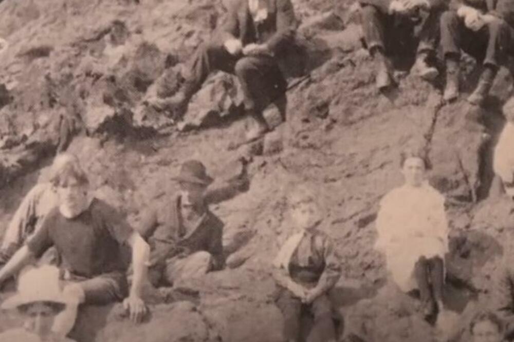 JUTJUBER OBJAVIO FOTOGRAFIJU IZ 1917. GODINE: Svi nose šešire i izgledaju NORMALNO sem NJEGA, DETALJ ZAPALIO SVE