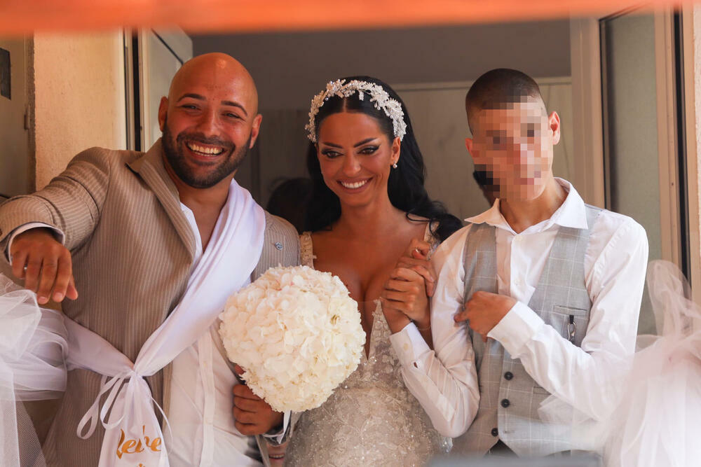 Mladenci poštuju sve običaje i tradiciju, a pevač je iz prve pogodio jabuku.