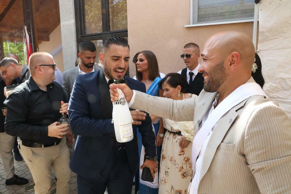 U BRESTAČU GRME TRUBAČI, A VIORI SE SRPSKA ZASTAVA: Fešta ispred CRKVE na venčanju DECENIJE, ovo je HIT