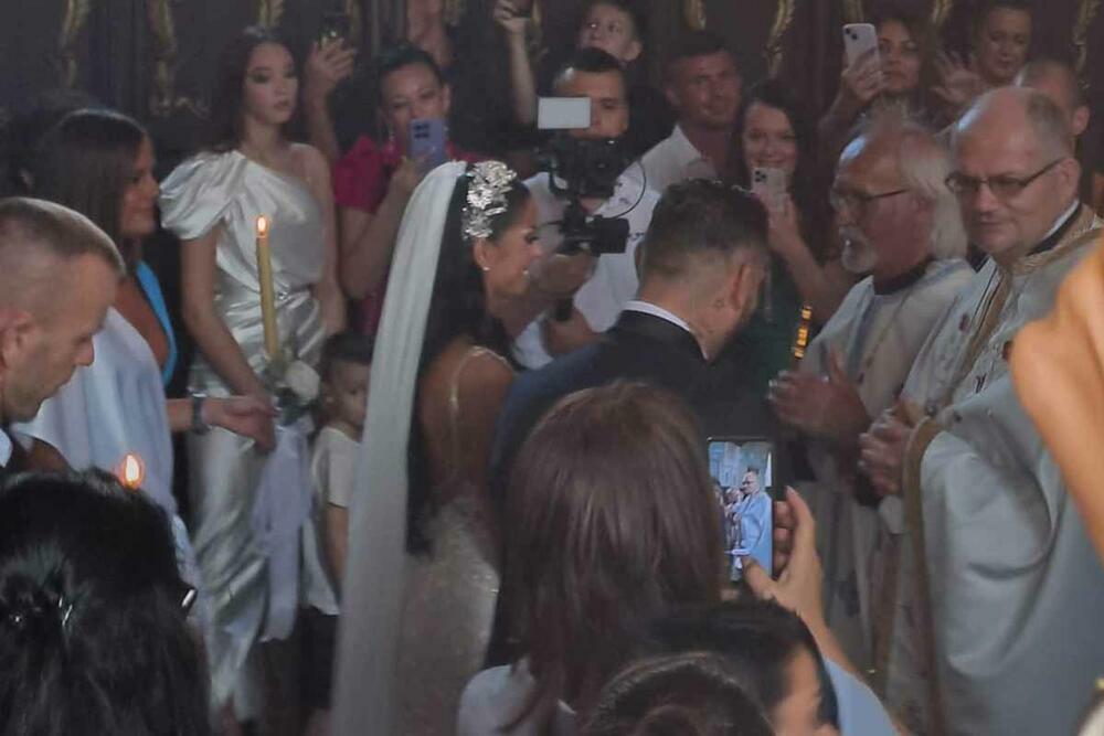 Sveštenik je nasmejao prisutne