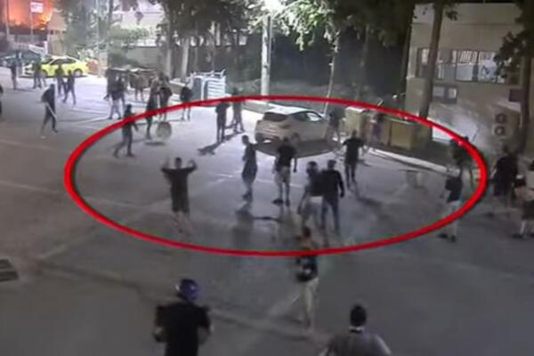 DEČAKA (16) BRUTALNO PRETUKLA PETORICA MALOLETNIKA! Šutirali ga u GLAVU i udarali PESNICAMA (UZNEMIRUJUĆ VIDEO)