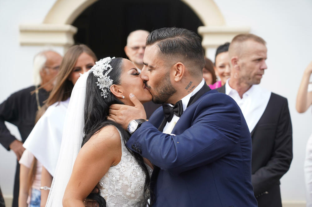 "TRUDIM SE DA ZADRŽIM SUZE" Prva izjava Darka Lazića ispred crkve, SLOMILE GA EMOCIJE