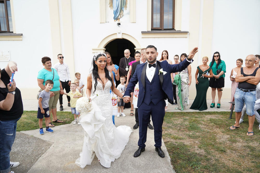 Otkrio je ko će pevati uz prvi ples