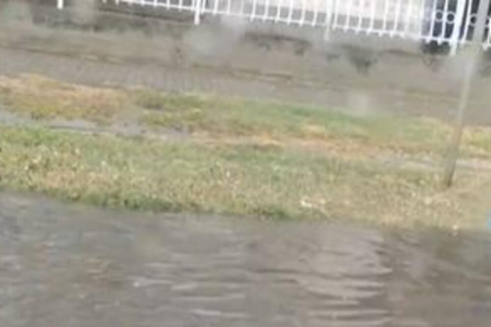 NEVREME U INĐIJI NAPRAVILO HAOS: Ulice POD VODOM, automobili MILE KOLOVOZOM (VIDEO)