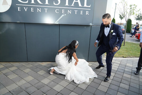 KATARINA LAZIĆ IMALA PEH SA VENČANICOM ISPRED RESTORANA: Darko odmah PRITRČAO, pa JOJ... (FOTO)