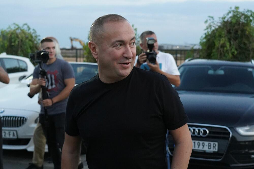 ĐANI SE ISTETOVIRAO? Osvanula fotka sa imenom OVE ŽENE ispisane na ruci, KAKO STARI SVE JE BLESAVIJI!