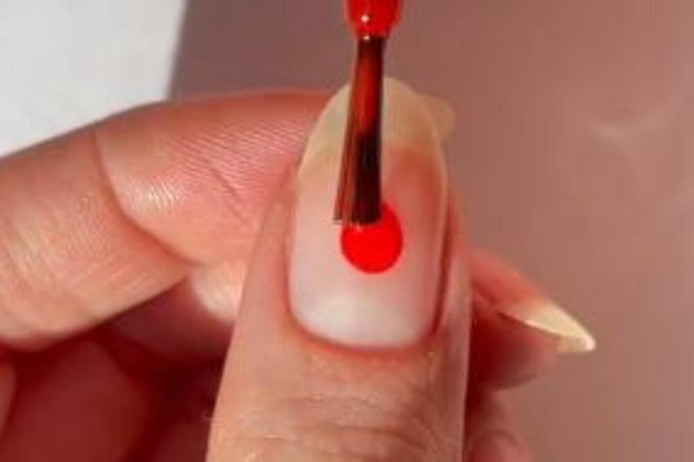 NOVI TRIK ZA LAKIRANJE NOKTIJU ZALUDEO JE SVE SRPKINJE: U 3 poteza biće SAVRŠENO nalakirani (VIDEO)