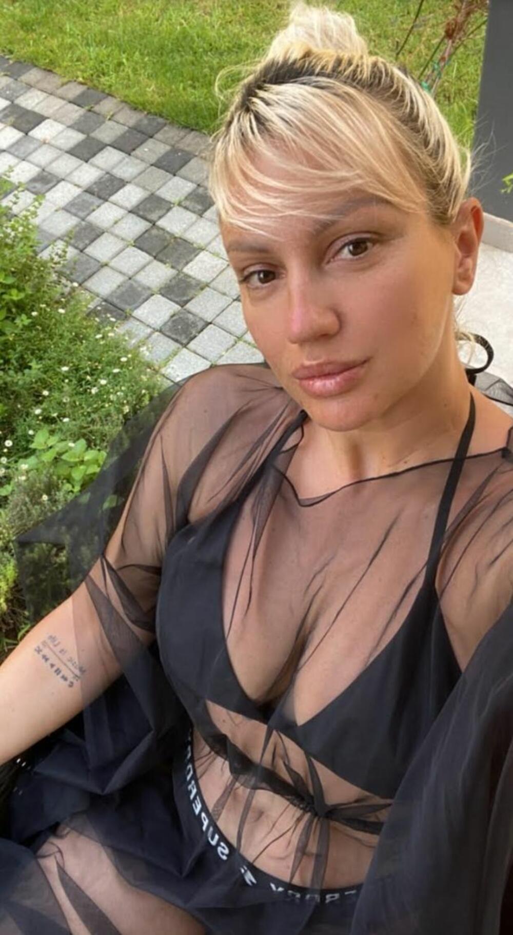 Skinula se Ana Kokić