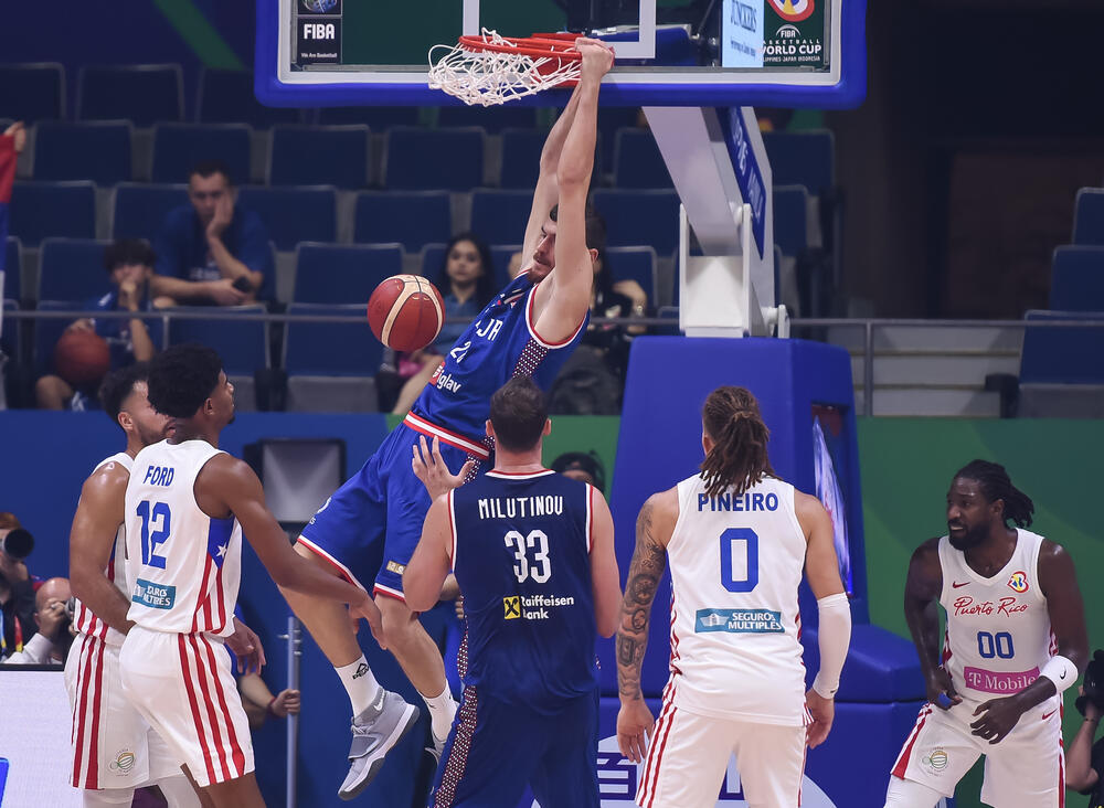 Boriša Simanić zakucava na utakmici Portorika i Srbije