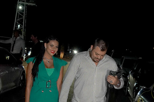 DA LI JE OVO MOGUĆE? Estradnjak u društvu VATRENE CRNKE koja MAMI UZDAHE: Svi brujali na svadbi SAMO O NJOJ (FOTO)