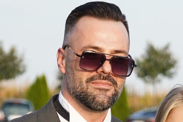 KO JE GOSPODIN KOJI JE MAMIO POGLEDE SVIH ŽENA? Dame, žao nam je, ZAUZET JE: Muž naše POZNATE DAME je PRAVI DASA