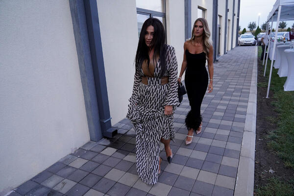 ZAŠTO JE ONA KASNILA? Jako je bitna osoba MLADOŽENJI, a njen IZGLED će vas ZAKUCATI: Kako je dobra, ČOVEČE (FOTO)