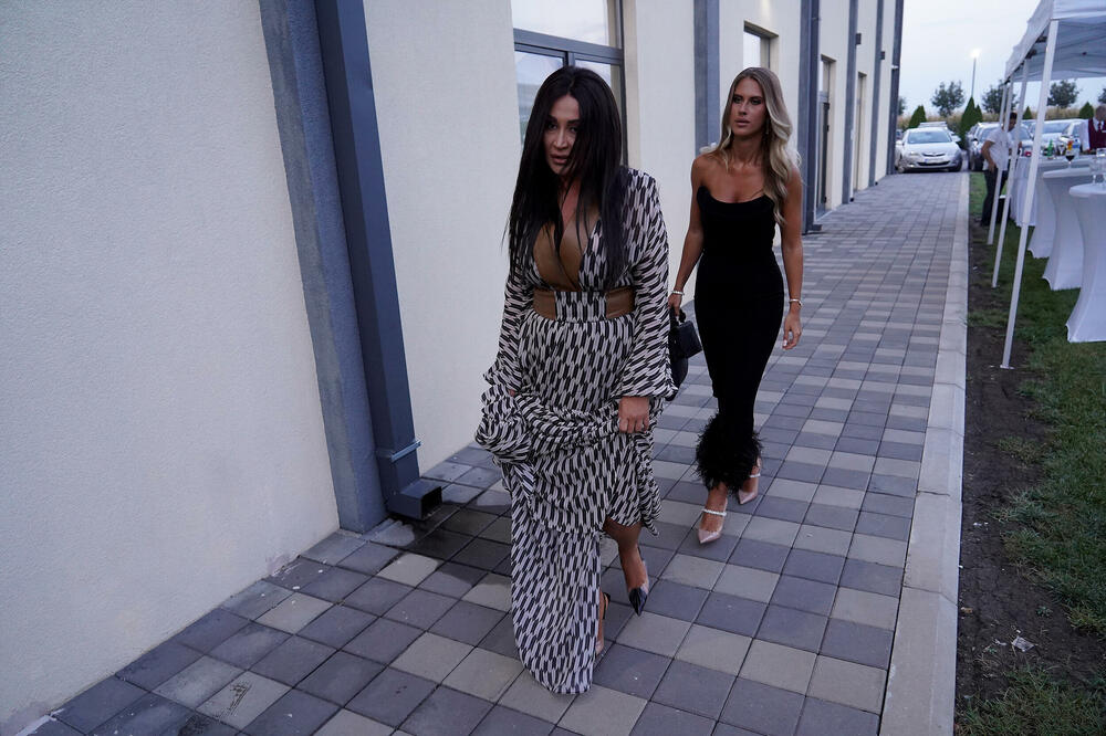 ZAŠTO JE ONA KASNILA? Jako je bitna osoba MLADOŽENJI, a njen IZGLED će vas ZAKUCATI: Kako je dobra, ČOVEČE (FOTO)