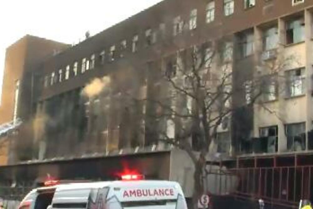 RASTE BROJ ŽRTAVA U POŽARU U PETOSPRATNICI, MEĐU NJIMA I BEBA: Potresni prizori iz Johanesburga (VIDEO)