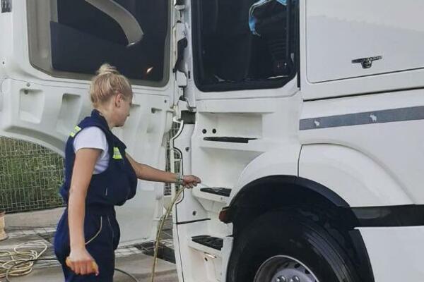 LEPA ANDRIJANA STOMATOLOŠKU ORDINACIJU ZAMENILA KABINOM: Ona je bomba na točkovima, vozi kamion KAO OD ŠALE! (FOTO)