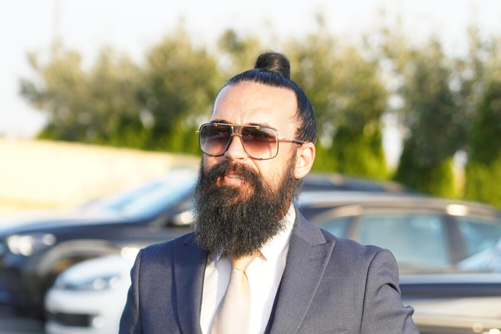 DA LI ZNATE KO JE ČOVEK SA BRADOM? Ljudi ga jedva PREPOZNALI: Promenio IMIDŽ i sve ostavio BEZ TEKSTA, AU BRE