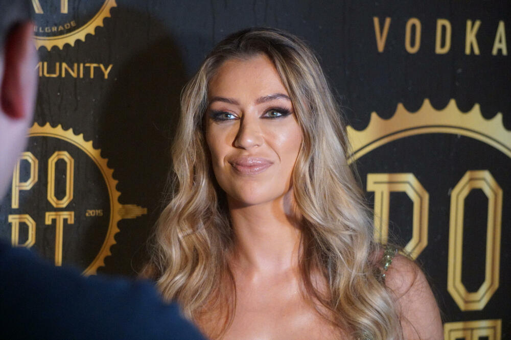 NEZAPAMĆENA SCENA SA NASTUPA TEE TAIROVIĆ: Dečak na KOLENIMA uglas sa njom pevao ovaj HIT