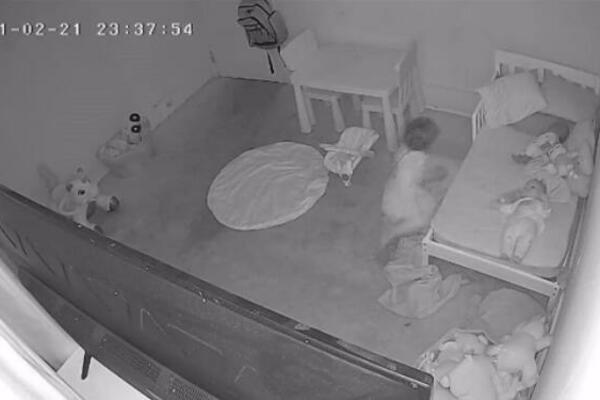 JEZIV SNIMAK SA KAMERE IZ DEČIJE SOBE PREPLAŠIO INTERNET: Beba VRIŠTI, otac tvrdi da je reč o PARANORMALNOM (VIDEO)
