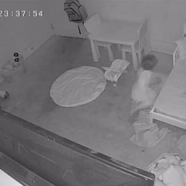 JEZIV SNIMAK SA KAMERE IZ DEČIJE SOBE PREPLAŠIO INTERNET: Beba VRIŠTI, otac tvrdi da je reč o PARANORMALNOM (VIDEO)