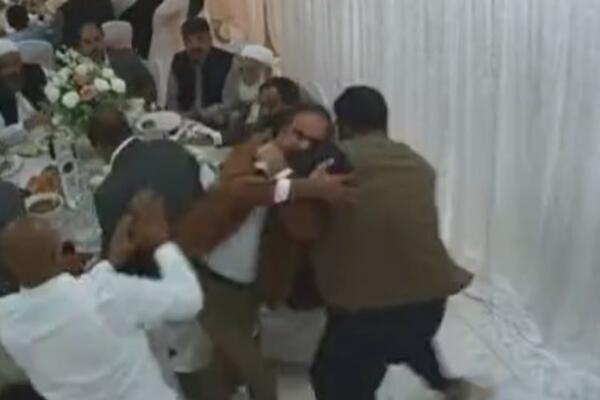 ZAR I TI KUME? Žestoka MAKLJAŽA na svadbi, letele STOLICE, sevale PESNICE, a tek da ČUJETE RAZLOG IZA HAOSA (VIDEO)