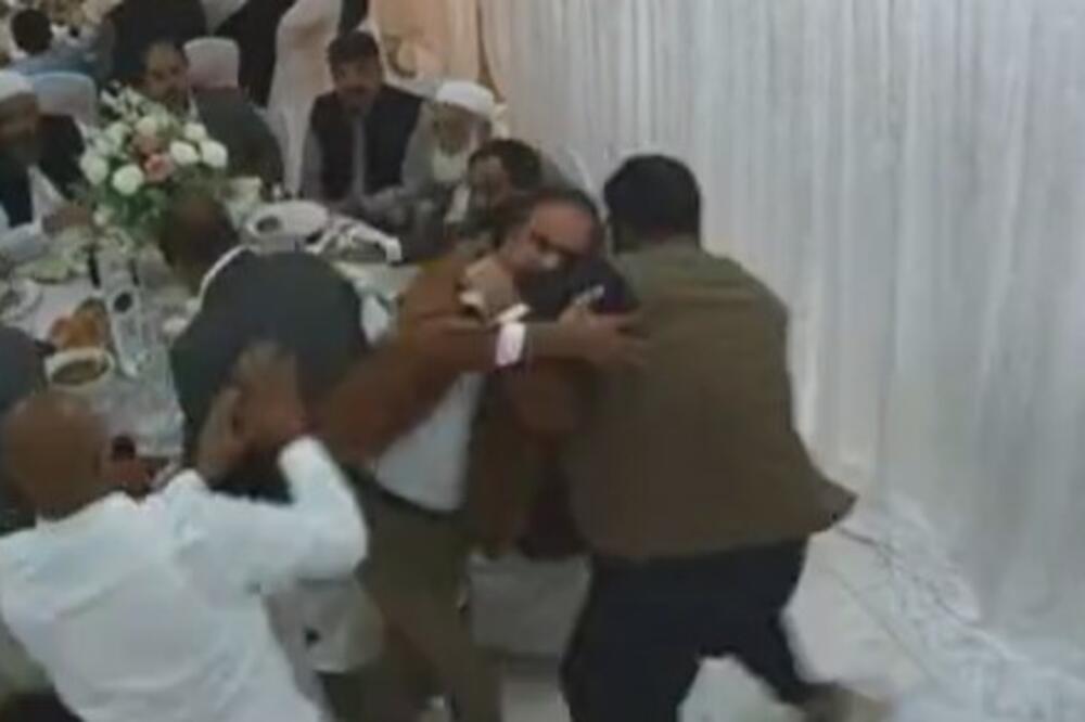 ZAR I TI KUME? Žestoka MAKLJAŽA na svadbi, letele STOLICE, sevale PESNICE, a tek da ČUJETE RAZLOG IZA HAOSA (VIDEO)