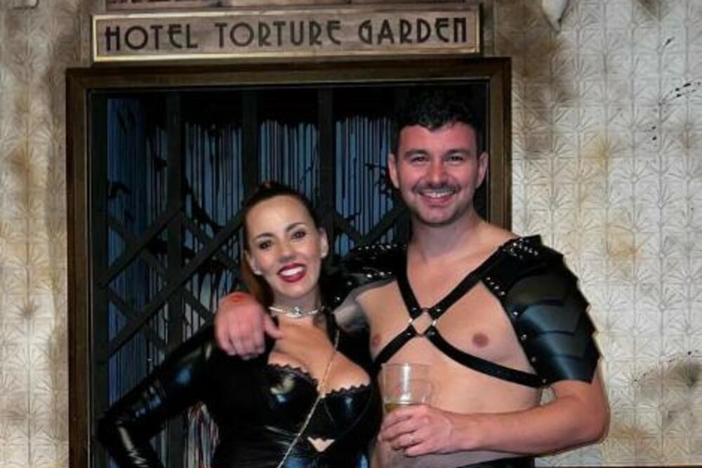 MONOGAMIJA JE ISFORSIRANA OD STRANE DRUŠTVA: Oni su SVINGERI i TO im je SPASILO BRAK (FOTO)