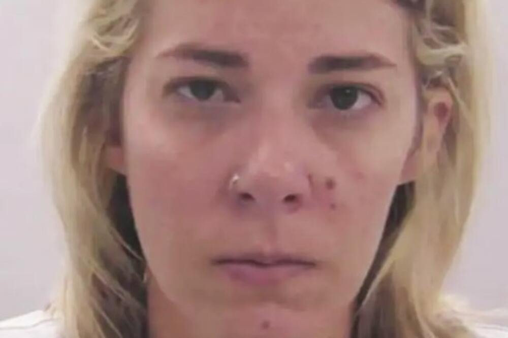 KOMŠINICA SEKSUALNO ZLOSTAVLJALA BLIZANCE (15): Policija jednog našla ispod njenog KREVETA, ona ih sačekala OVAKO