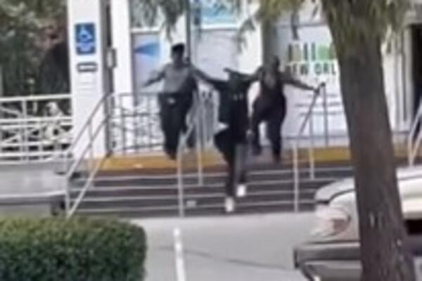 IZREŠETALA GA ISPRED BIBLIOTEKE: Bacio telefon na nju, ona sasula 7 metaka u njega! (VIDEO)