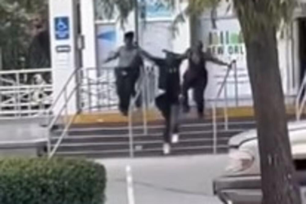 IZREŠETALA GA ISPRED BIBLIOTEKE: Bacio telefon na nju, ona sasula 7 metaka u njega! (VIDEO)