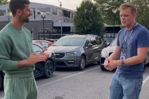 KUPIO ZLATNOG JUGA I ZAPEVAO NARODNJAKE USRED NJUJORKA: Amer koji obožava Srbiju napravio ŠOU sa Đokovićem! (VIDEO)