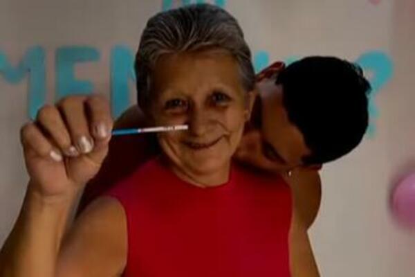 BAKA POKAZALA TEST ZA TRUDNOĆU DOK JE U VRAT LJUBI MLAĐI MUŠKARAC: Ljudi ne prestaju da komentarišu, PRAVA DRAMA