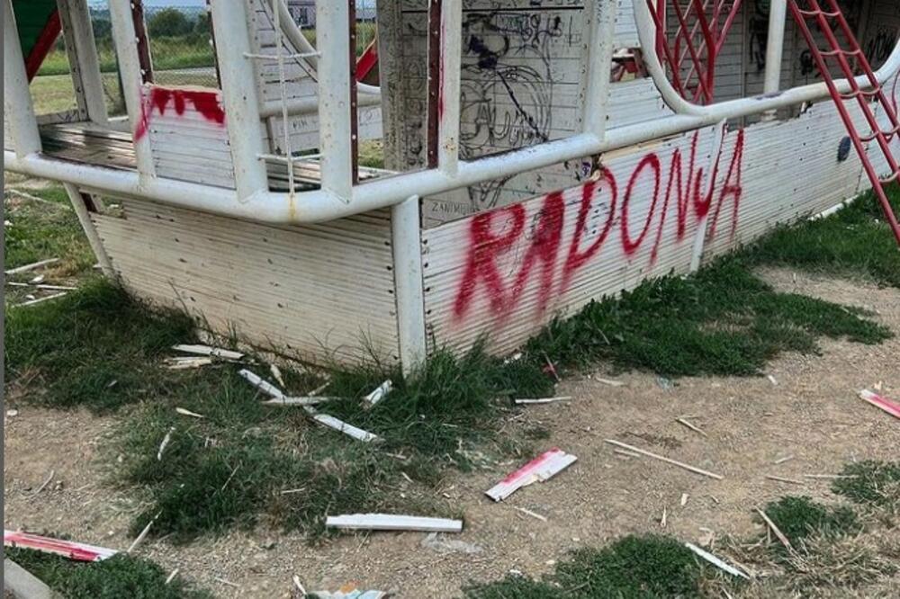 U SRBIJI PARKIĆ ZA DECU PLIVA U SMEĆU: Ljuljaške razvaljene, grafiti svuda, hoće li iko reagovati na ovaj prizor?