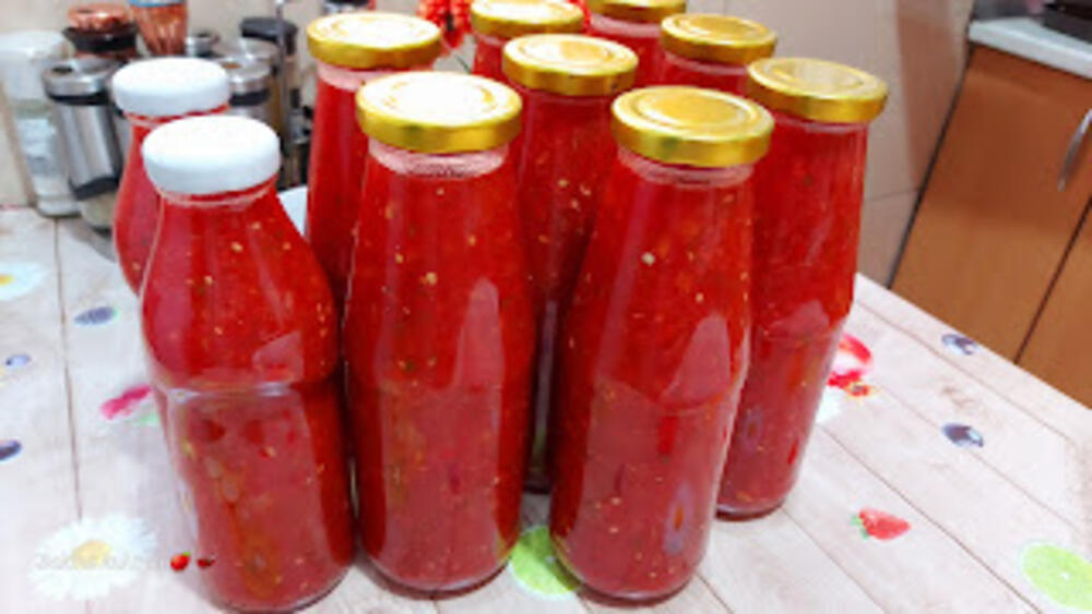 Starinski recept sa kojim nema promašaja: Paradajz u flaši koji ćete tamaniti, od ovoga kreće voda na usta