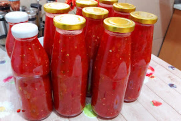 NAJPOZNATIJA BAKA U SRBIJI OTKRILA RECEPT ZA ČUVENI PARADAJZ U FLAŠI: Recept za koji se OTIMAJU sve mlade DOMAĆICE