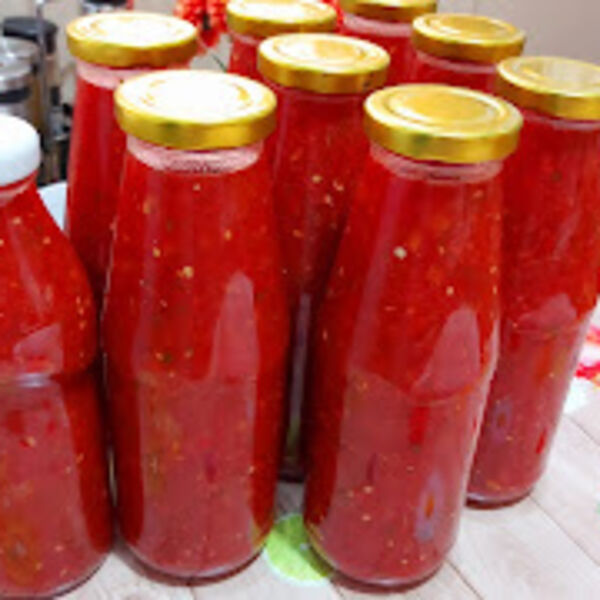 Starinski recept sa kojim nema promašaja: Paradajz u flaši koji ćete tamaniti, od ovoga kreće voda na usta