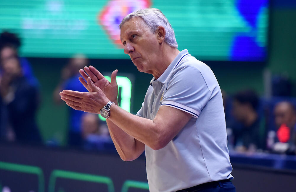 Selektor Svetislav Pešić na utakmici protiv Italije