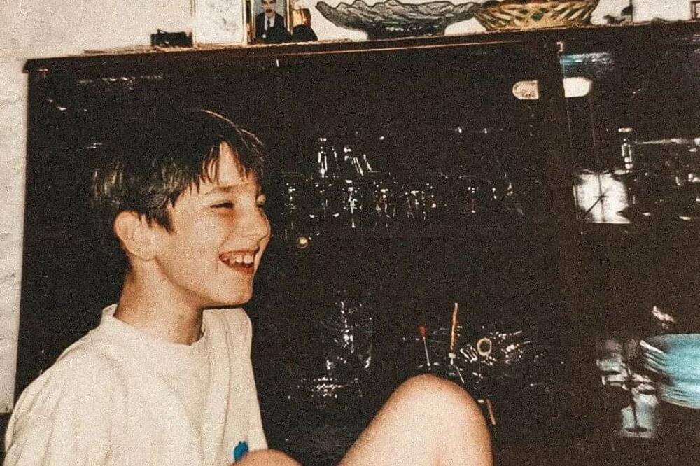 DANAS SVE SRPKINJE LUDE ZA NJIM, A MI SMO DOŠLI DO STARIH FOTKI: Pravi APOLON neverovatnog IZGLEDA, znate li ko je?