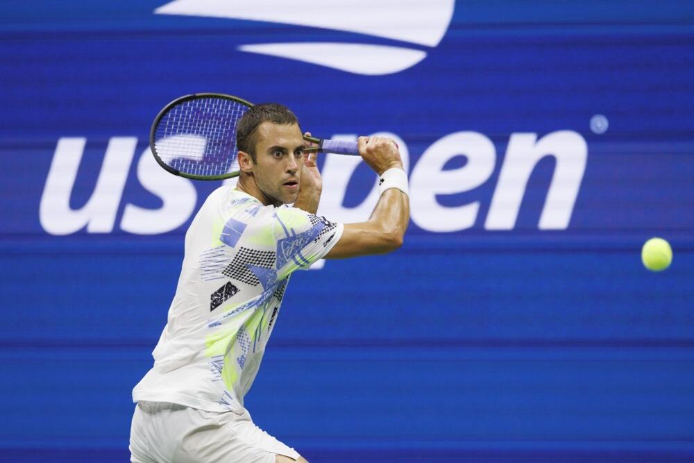 Laslo Đere na meču protiv Novaka Đokovića