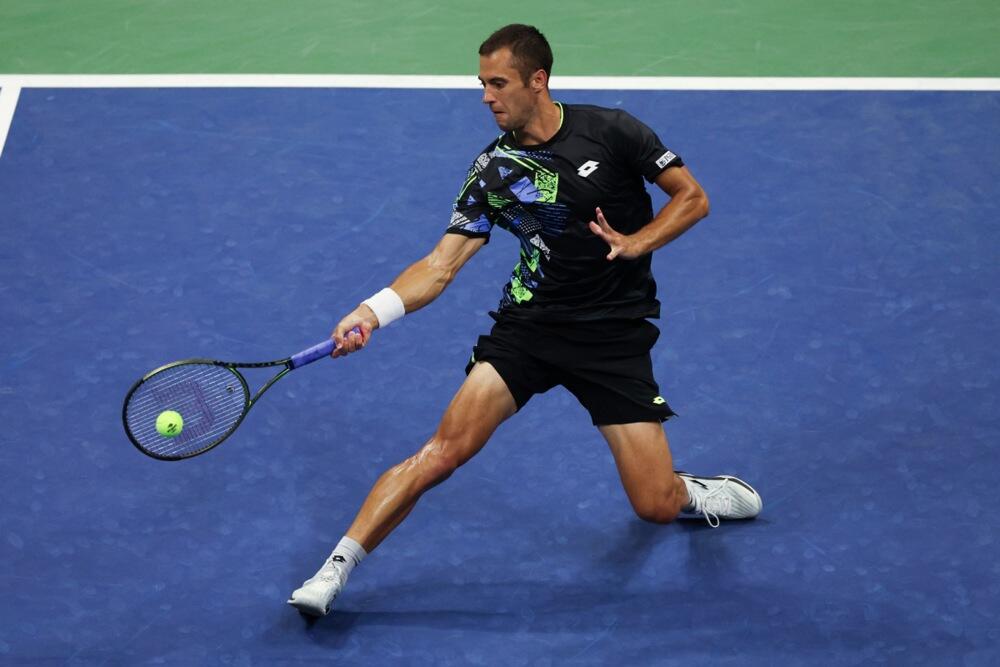 Laslo Đere na meču protiv Novaka Đokovića