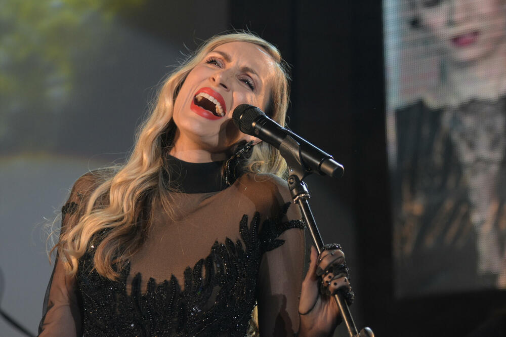 KAKVA PROMENA! Jelena Gavrilović učinila radikalan potez, više NE LIČI NA SEBE, glumica javnost BACILA U TRANS