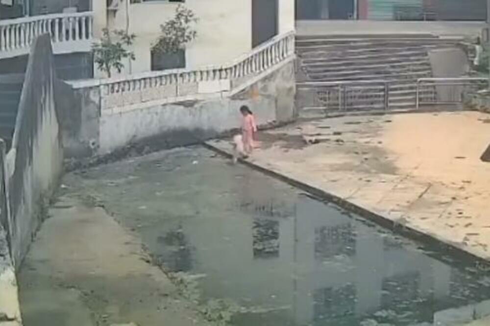 JEZIV SNIMAK DETETA KOJA SE DAVI U KANALU: Neverovatna borba za život trajala MINUT, a onda... (VIDEO)